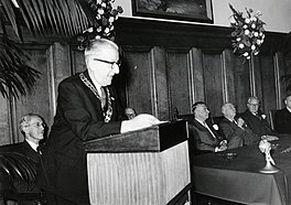 Burgemeester Sweens van Helmond in 1956.