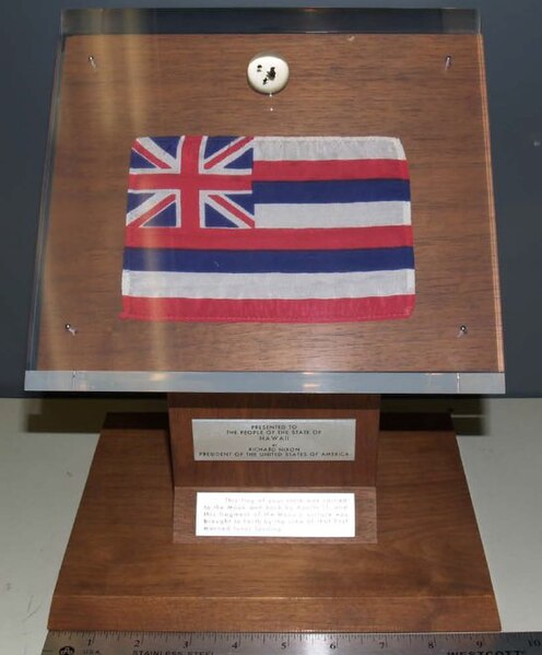 File:Hawaii Apollo 11-9in display.jpg