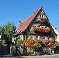 Deutsch: Das ehemalige Gasthaus Zum Ochsen in der Pfarrgasse 9 in Hemmingen in Baden-Württemberg. Historischer Ortsrundgang Hemmingen Nr. 13. Die Infotafel am Haus sagt: Verputzter Fachwerkbau mit Steinsockel und Rundbogenkellertor, zweite Hälfte des 17. Jh. erbaut, mehrfach verändert. Etwa 1850 bis 1960 Gastwirtschaft, aber bereits 1731 wurde ein Ochse als Gasthaus im Ort erwähnt; zeiweise mit Mezig und Kegelbahn. Heute Wohnhaus. English: The forme guesthouse Zum Ochsen in Hemmingen in the German Federal State Baden-Württemberg.