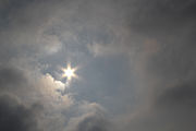 English: Illuminated stratus with view to the sun. Deutsch: Beleuchtete Stratuswolke mit Blick auf die Sonne.