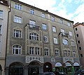 Hohenzollernstraße 35; Mietshaus. Fünfgeschossiger Jugendstilbau mit Doppelerkerfassade und Putzdekor, 1912 von Josef Heldmann, wohl später aufgestockt. This is a picture of the Bavarian Baudenkmal (cultural heritage monument) with the ID D-1-62-000-2767 (Wikidata)