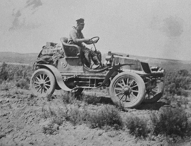 Jackson driving the Vermont on the 1903 cross-country drive