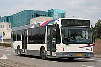 ​ ​ ​ ​ Een witte basis met donkergrijze schortplaten en een donkergrijs vlak op de zijkanten en achterkant van de bus en een rode en blauwe lijn op de voor- en zijkanten van de bus.