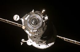 התקדמות ISS-14 undocking070327.jpg
