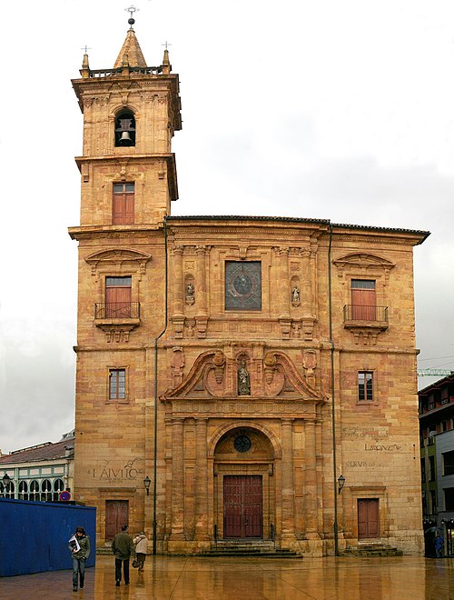 Ilesia de San Isidoru el Rial, na plaza del Ayuntamientu.