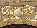 Le haut du portail sculpté du Couvent des Ursulines d'Ispagnac, avec la devise Deo Juvante des Chateauneuf-Randon