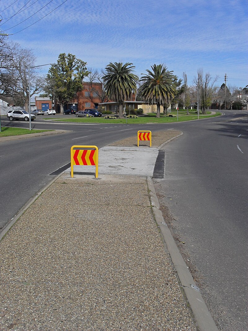 Pedestrian crossing rules: raised traffic island