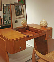 Coiffeuse et le fauteuil dits Rendez-vous des pêcheurs de truites (1932), Boulogne-Billancourt, musée des Années Trente.