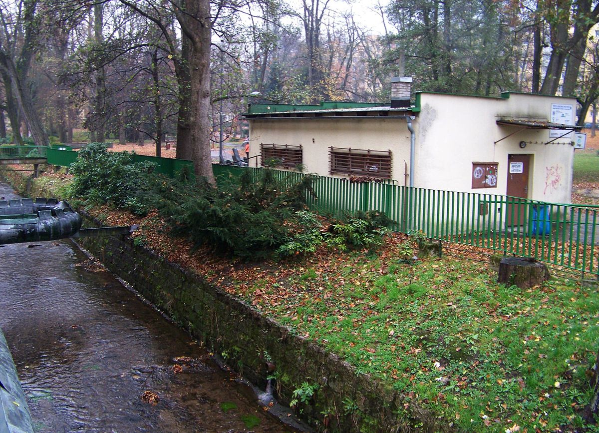 File:Jablonec nad Nisou, Tyršovy sady, záchodky proti ...