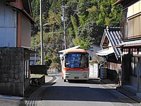 馬路村中心部を行く