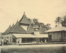 Old Nurul Iman Mosque before dismantling, circa 1910. KITLV - 151102 - Demmeni, J. - Mosque at Kota Gedang near Fort de Kock (Bukittinggi) - circa 1910.tif