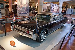 Voiture Kennedy 1961 Lincoln Continental (30946517793) .jpg