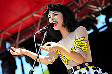 Kimbra performing in 2012 Kimbra @ McCallum Park (5 2 2012) (6971313471).jpg