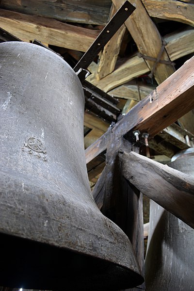 File:Kirchenglocke mit Dachstuhl Johanneskirche in Frömern.jpg