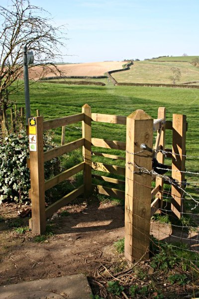 File:Kissing Gate on the Viking Way at Fulletby - geograph.org.uk - 402173.jpg