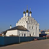 Cerkev svetega Nikolaja v Kolomni. Pet vrstic kokošnikov v celoti pokriva trezorje zunaj