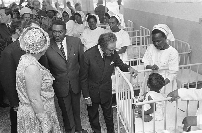 File:Koninklijke familie in Ethiopië koningin Juliana en Haile Selassie op kinderafd, Bestanddeelnr 922-0498.jpg