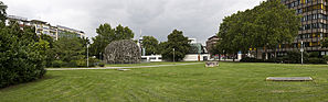 Karl-Reiss-Platz mit der Skulptur Mannheimer Himmelskugel von Dr. Mo Edoga auf der Rückseite des Mannheimer Kunstvereins