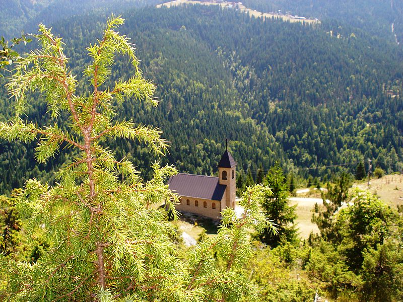 File:Kuqishtë, Pejë, Kosova.jpg