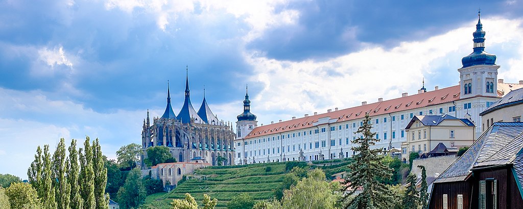 Blick südwestwärts auf den Barbara-Dom und das Jesuiten-Kolleg in Kuttenberg. Kutna Hora