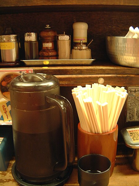 ไฟล์:Kyushu Jangara Ramen, Akihabara - self-service spice-jars, water jug, chopsticks, and China spoons (2006-07-08 17.03.45 by Marufish).jpg