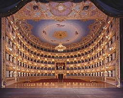 Vue intérieure de la Fenice depuis la scène, à Venise. (définition réelle 3 724 × 2 960)