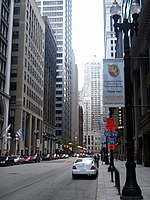 רחוב לה-סאל בשיקגו. רחוב זה שימש גם לצילומי הסרט "האביר האפל" וסרט ההמשך "עלייתו של האביר האפל".