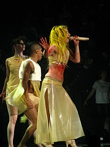 Gaga cantando «Born This Way» el 3 de marzo de 2011, en Canadá.