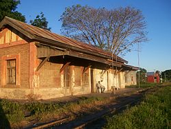 Bahnhof Laguna Blanca (Chaco) von der Eisenbahn aus gesehen.jpg