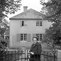 Lars Ahlin framför Villa Vingarna i Bromma 1957