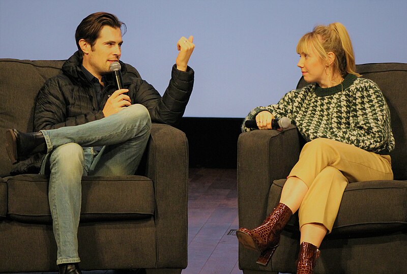 File:Lauren Lyle (and David Berry) at the Sasnak City Outlander Convention 17 November 2018.