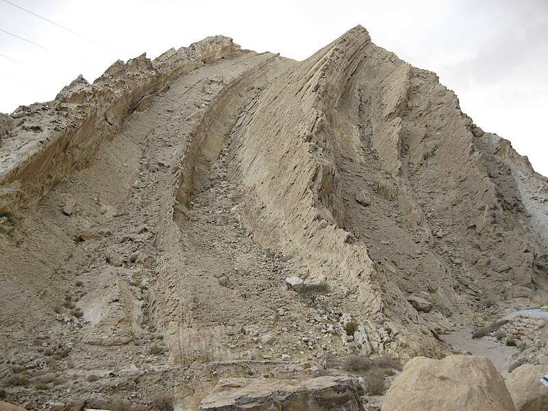 File:Layer of rock Makhtesh.JPG