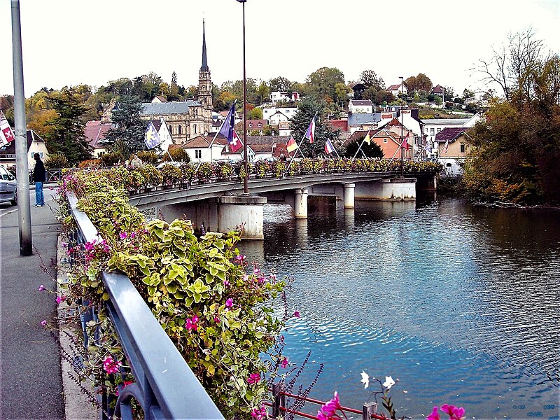 File:Le pont Bermont et le quartier de l'église Saint Maimboeuf.jpg