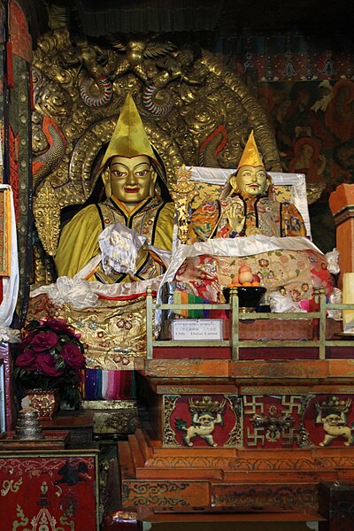 File:Lhasa-Drepung-innen-04-13. Dalai Lama-2014-gje.jpg