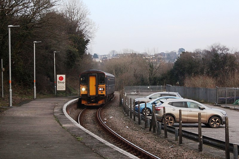 File:Liskeard - fGWR 153369 arriving from Looe.JPG