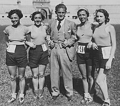 Lucinda Moles, Aurora Villa, Manuel Robles Rojas, Margot Moles y Aurora Eguiluz en el Campeonato de España de Atletismo de 1932.jpg