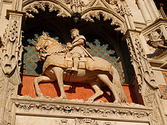 Pinnacoli a racemi inquadrano la statua equestre di Luigi XII (ala Luigi XII del castello di Blois, 1498-1503).
