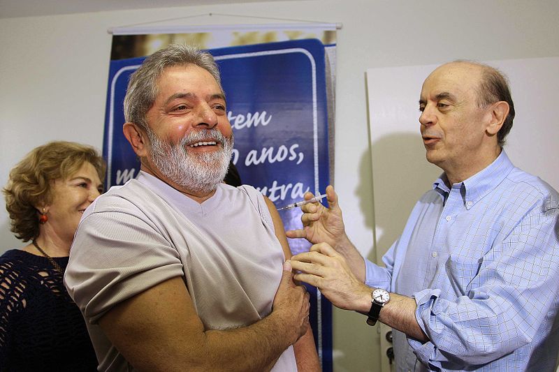 File:Lula e Serra-vacina.jpg