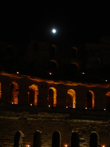File:Lune à l'amphithéâtre d'El Jem - 2.jpg