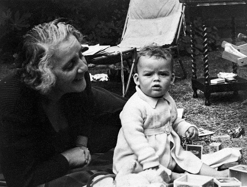 Fitxategi:M. Klein with grandson Michael on the lawn with toys. Wellcome L0018195.jpg