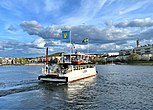 Färjan M/S Lisen går över Hammarby sjö mellan Norra och Södra Hammarbyhamnen.
