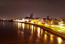 Das Elbufer der Altstadt bei Nacht