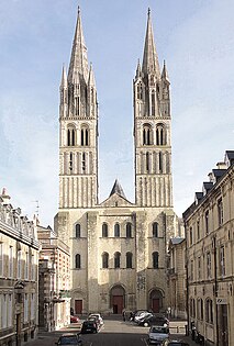Saint-Étienne, Abbaye aux Hommes, Caen, Francja, XI wiek, z wysokimi wieżami, trzema portalami i zgrabnym określeniem form architektonicznych, stało się wzorem dla fasad wielu późniejszych katedr w całej Europie.  XIV-wieczne iglice