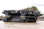 Manoeuvres du bateau-porte de la forme de radoub Louis XV lors de la sortie de la fregate L'Hermione (6).JPG