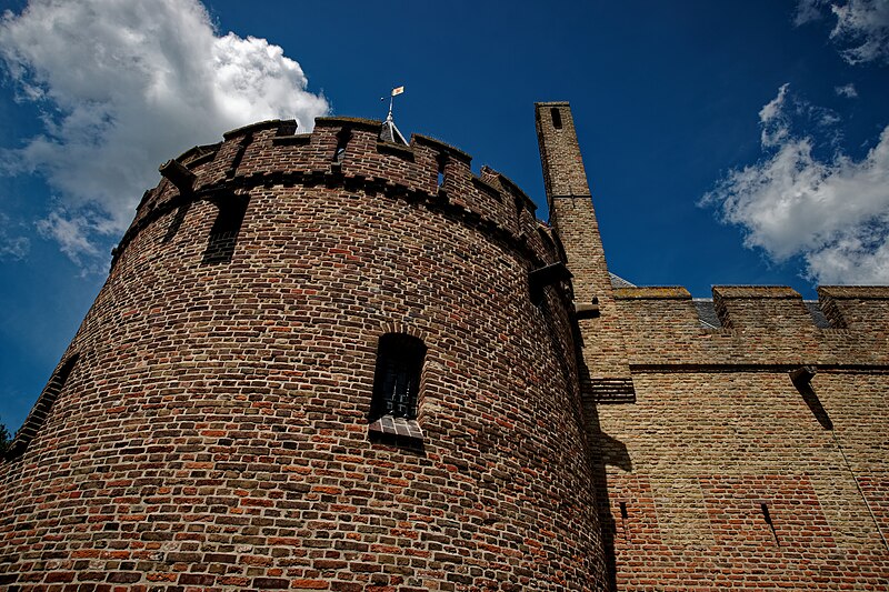 File:Medemblik - Oudevaartsgat - Kasteelgracht - View North on Kasteel Radboud - Radboud Castle.jpg