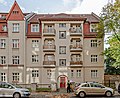 Wohnhaus in geschlossener Bebauung mit Vorgarten