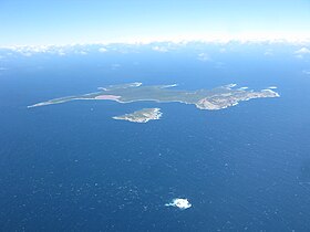 Middle Island, med den lille Goose Island foran seg.