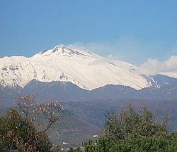 Muntele Etna snow-toppd.jpg