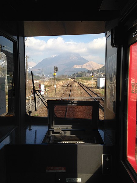 File:Mount Yufudake from train bounding for Yufuin Station.jpg