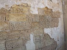 Limestone wall showing honeycomb weathering Mur Malte.jpg